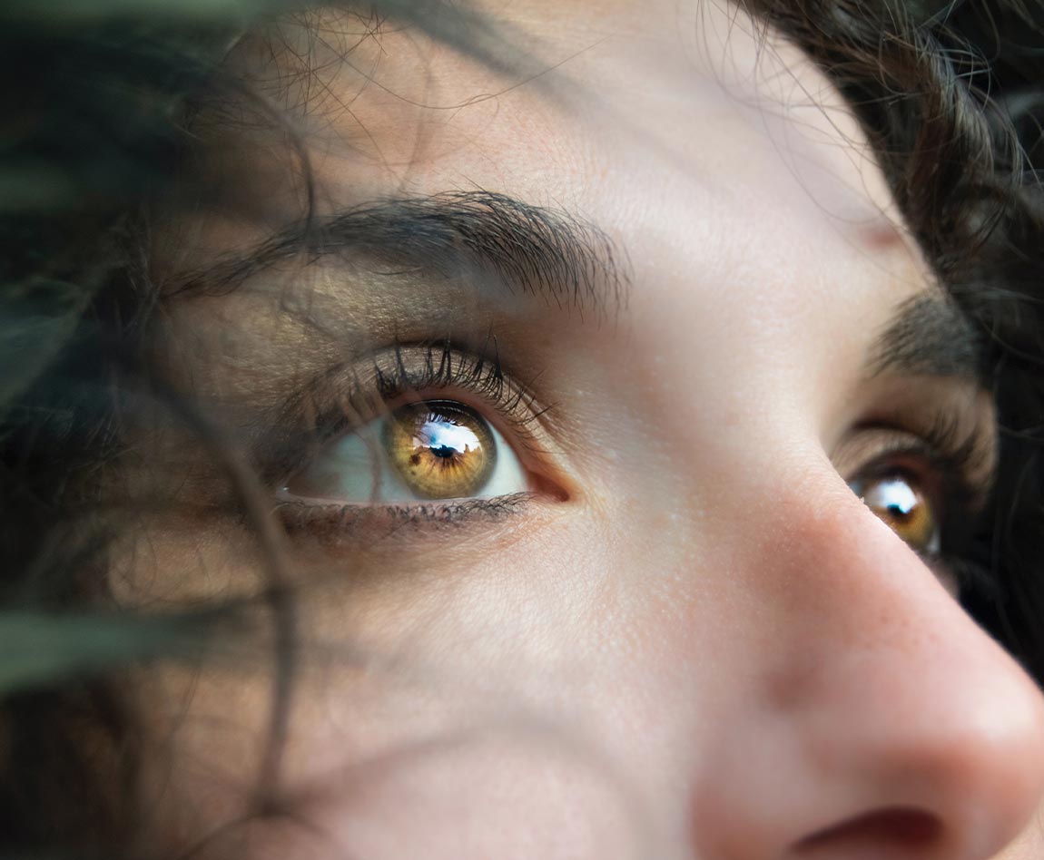 photo en gros plan d'une femme brune aux yeux marrons