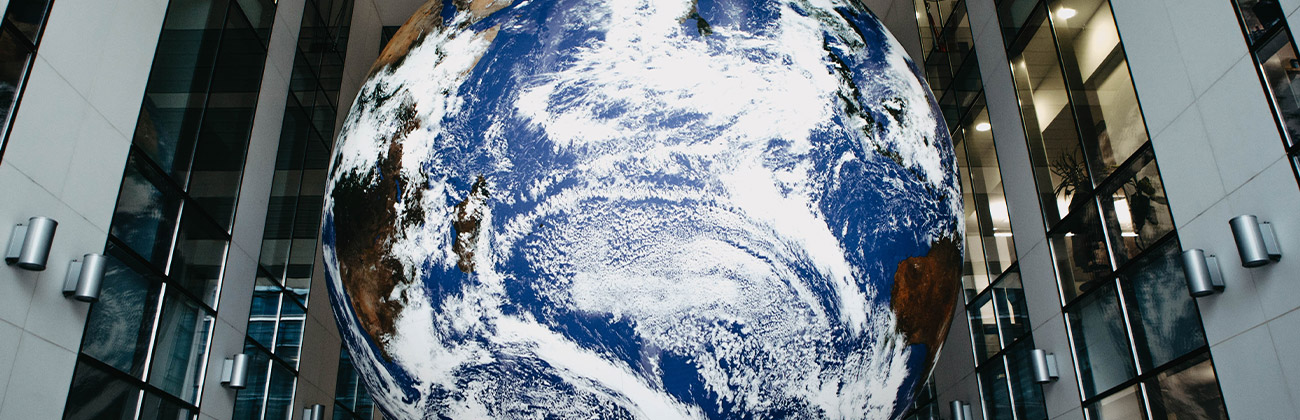 Terre ronde bleue et blanche