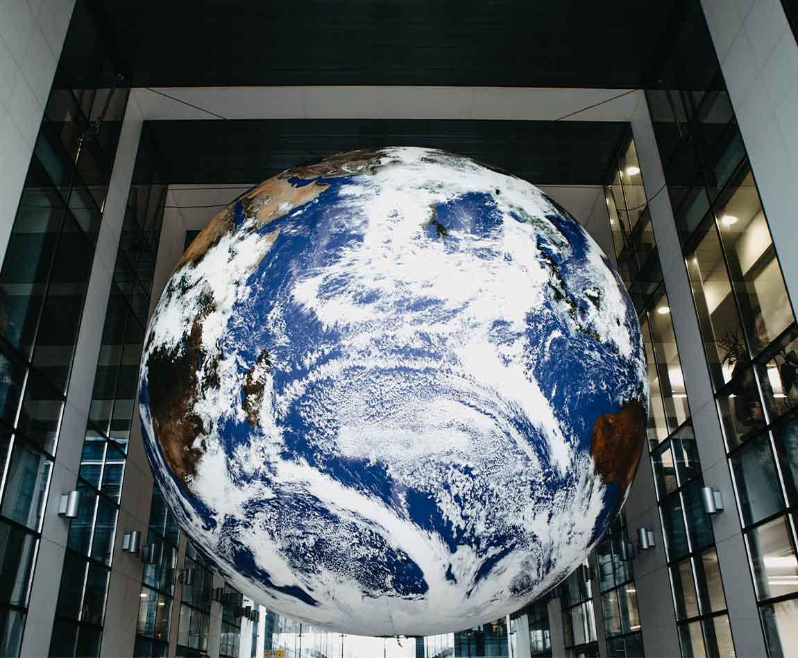 Terre ronde bleue et blanche