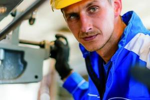 Un ouvrier industriel travaillant à la machine.