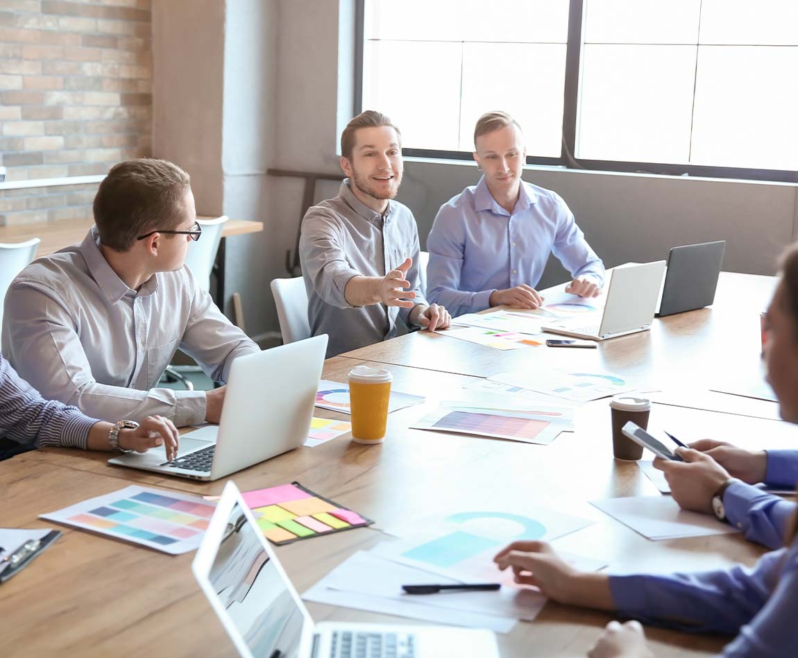 Collègues lors d'une réunion de travail au bureau