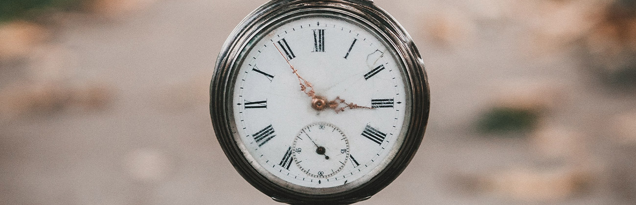 Une horloge qui affiche 3h55