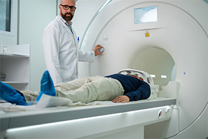 Un patient d'hôpital passe une IRM