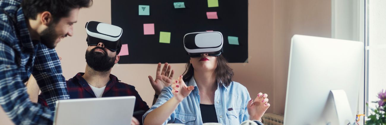 Des collaborateurs de travail en train de tester des casques réalité virtuelle