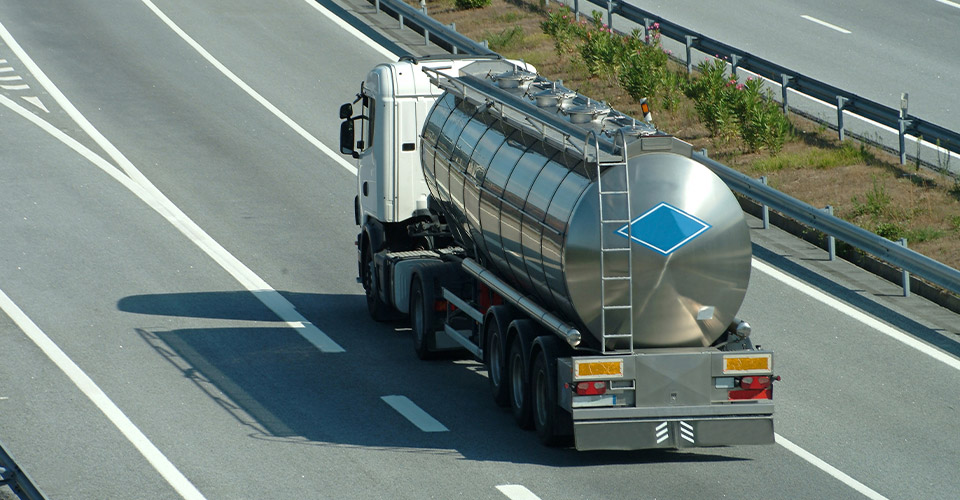 Un camion citerne sur la route