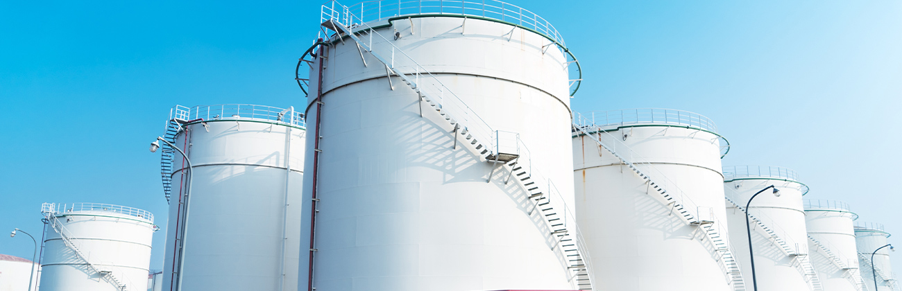 Des citernes blanches