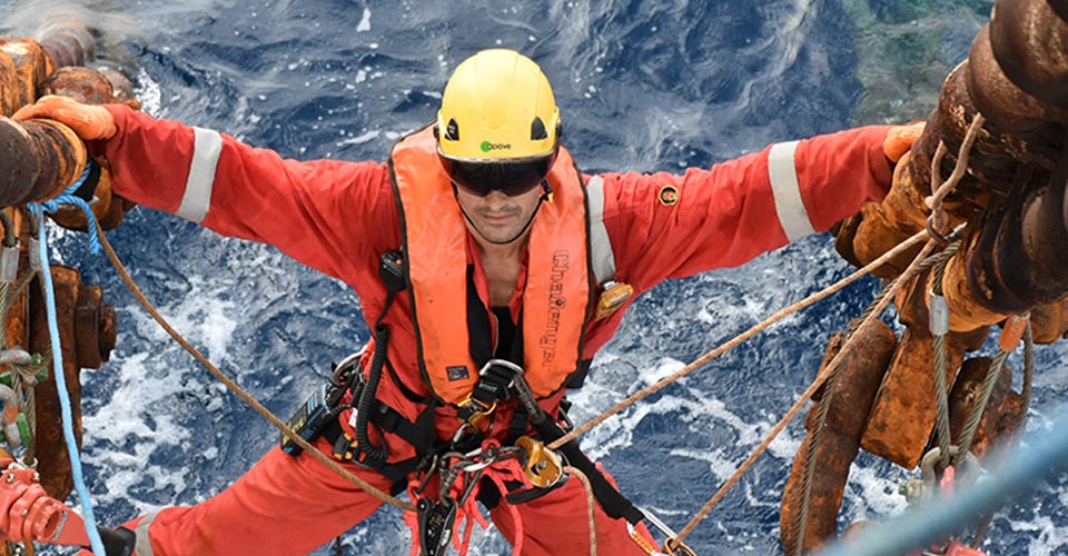 Un salarié Apave réalisant une mission CND