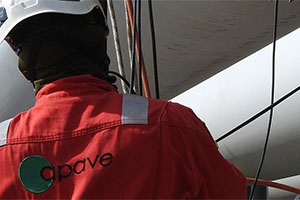 Un salarié Apave réalise une mission CND