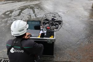 Drone professionnel et contrôle sur ordinateur.