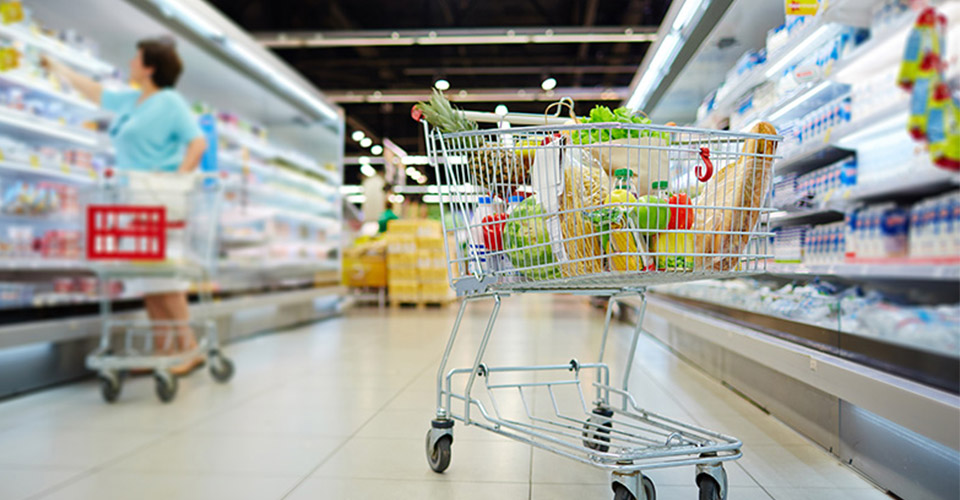 Un caddie de courses dans le rayon d'un supermarché 
