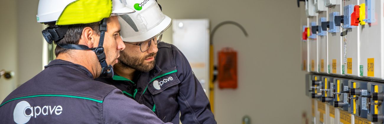 Deux inspecteurs Apave contrôlent un tableau électrique