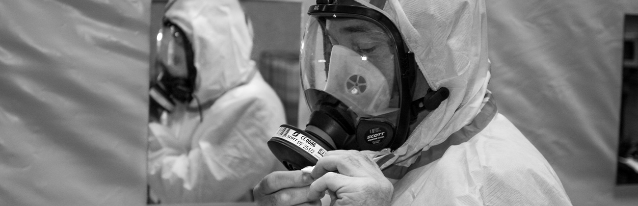 Un homme porte ses EPI pour l'amiante