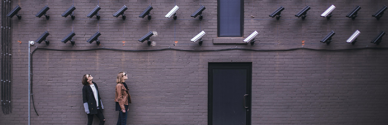 Deux femmes regardent des caméras de sécurité sur un mur