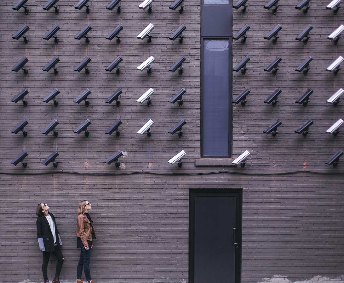 Deux femmes regardent des caméras de sécurité sur un mur