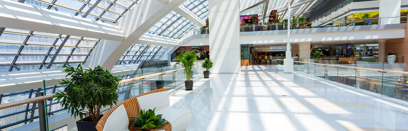 Intérieur d'un centre commercial à deux étages