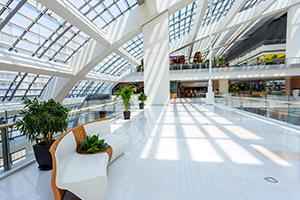 Intérieur d'un centre commercial à deux étages