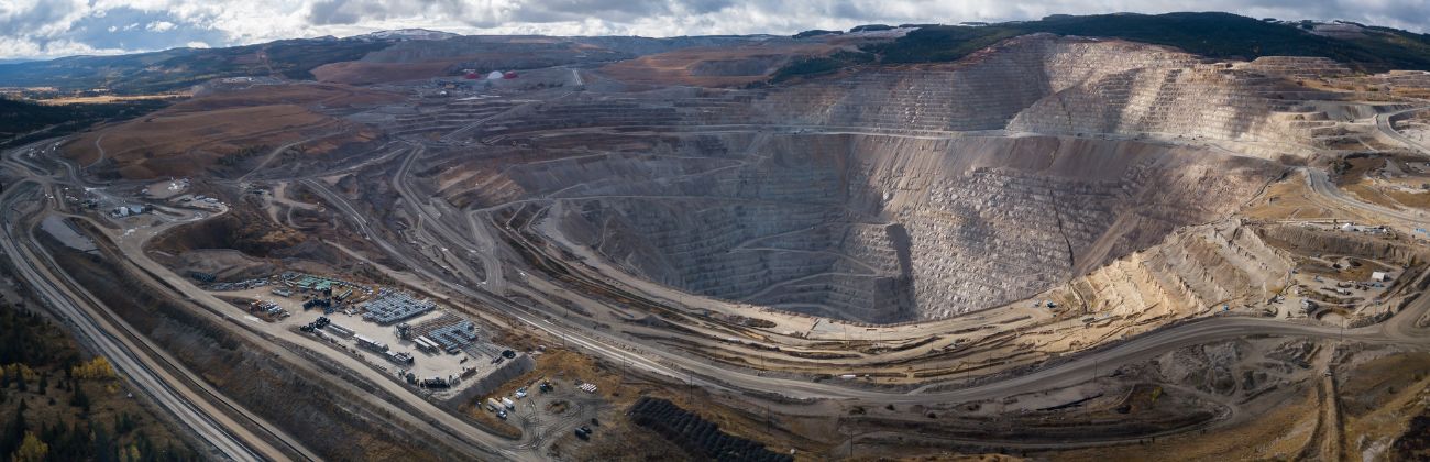 Vue panoramique d'une immense mine à ciel ouvert avec ses gradins d'extraction.