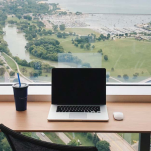 Un bureau avec un ordinateur