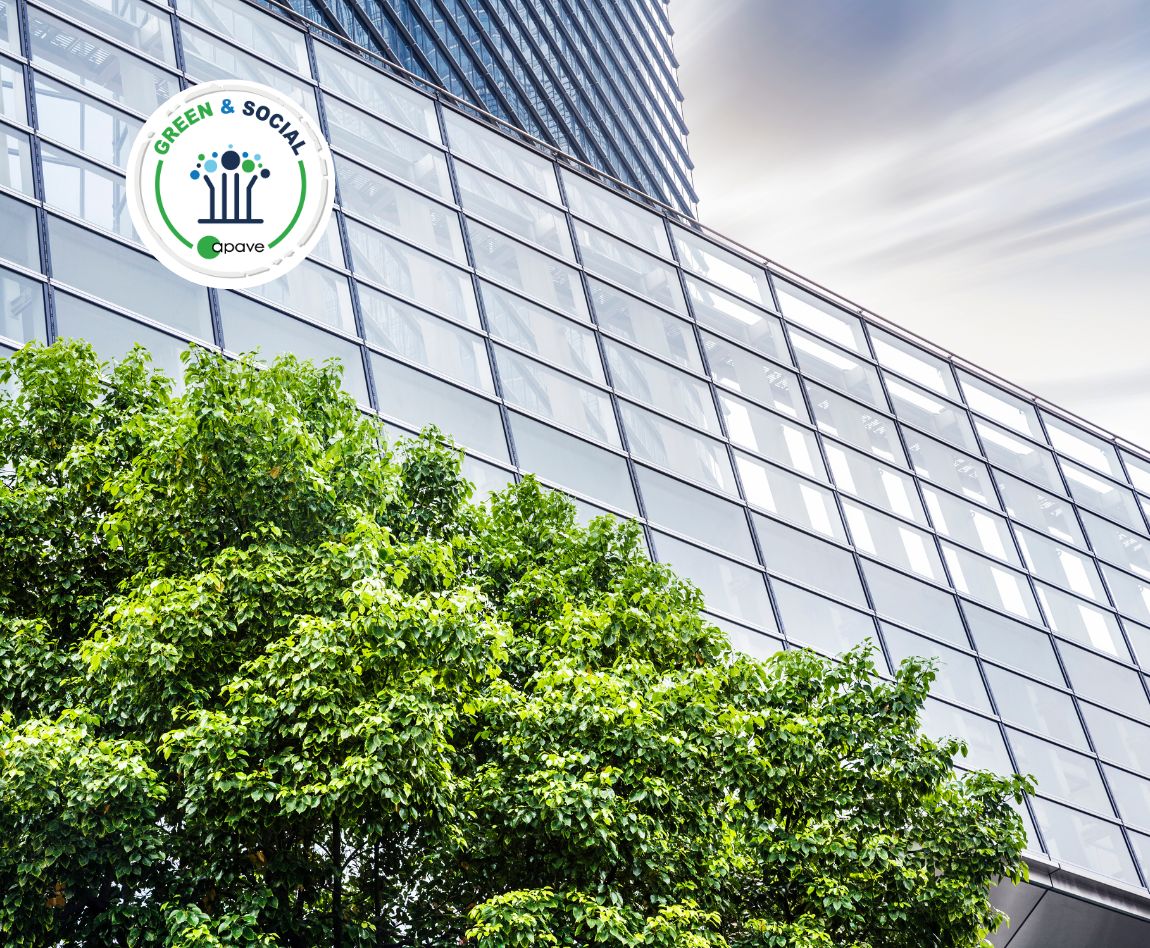 Un bâtiment avec des arbres devant