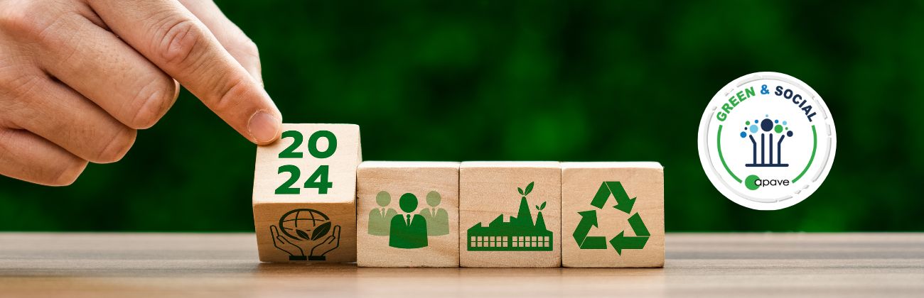 Un homme pointe du doigt des cubes en bois