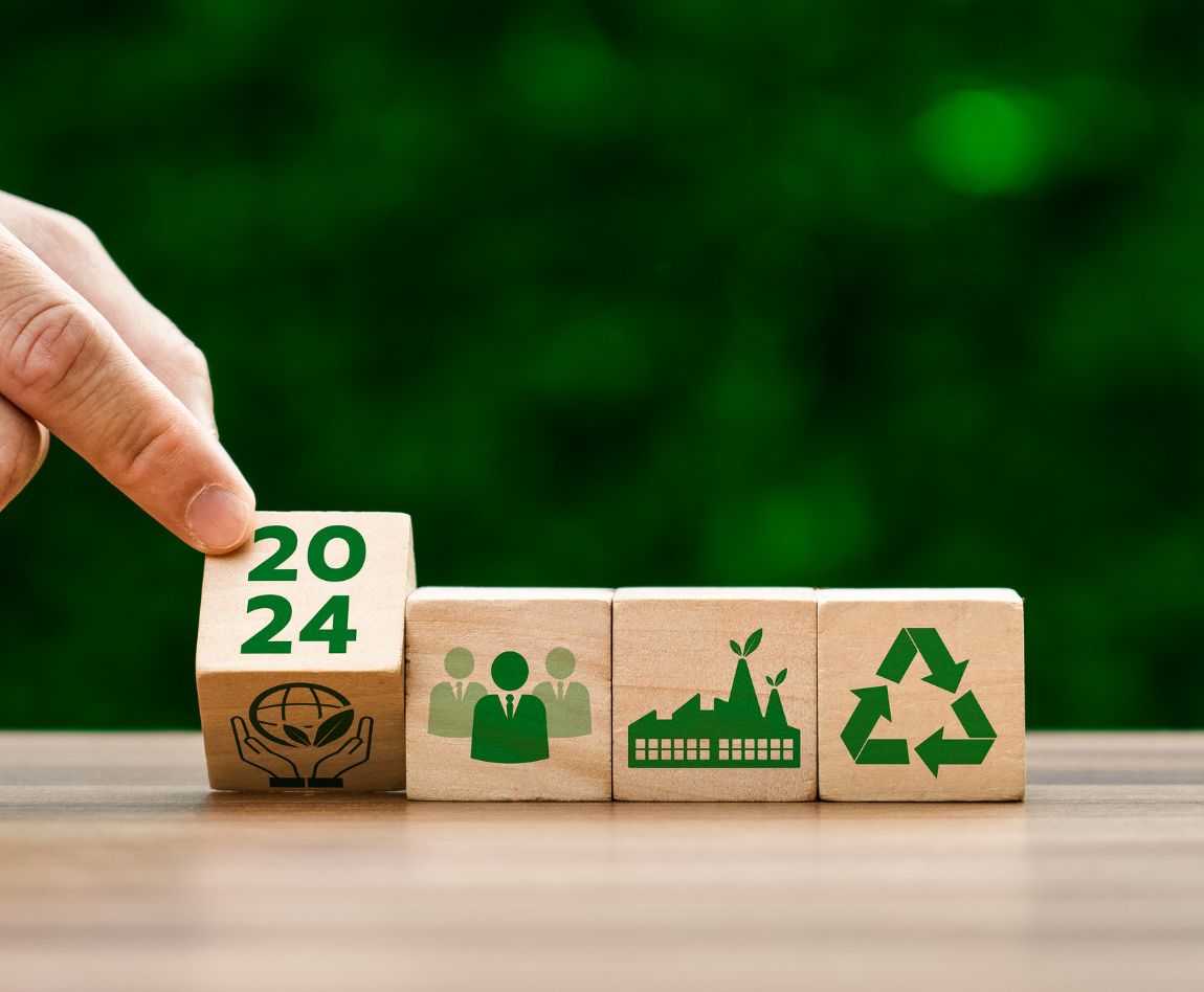 Un homme tient des cubes en bois représentants la durabilité
