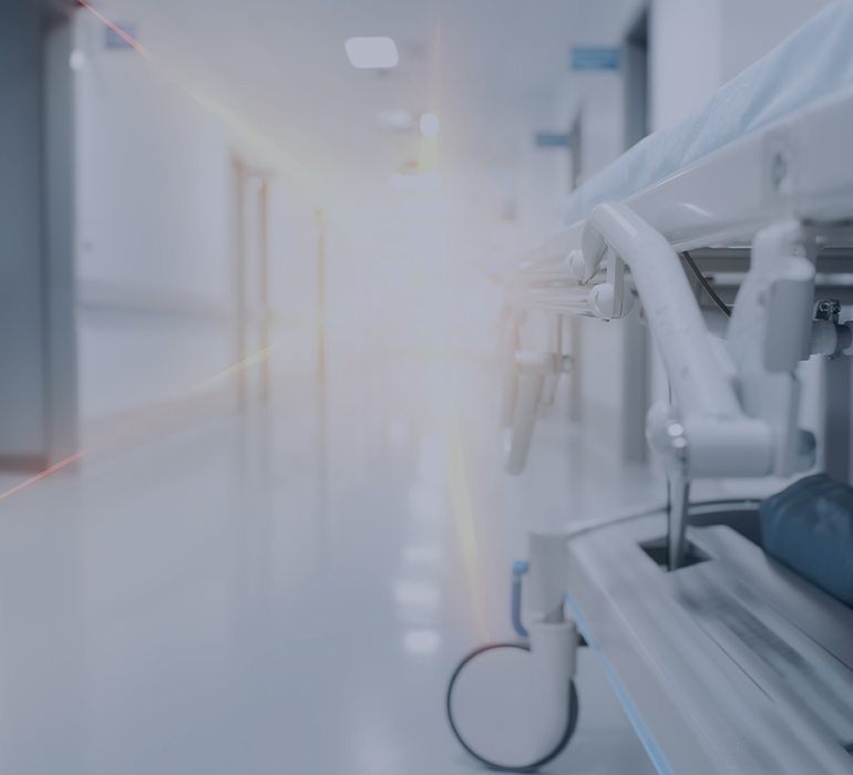 Couloir d'un hôpital avec un lit médicalisé