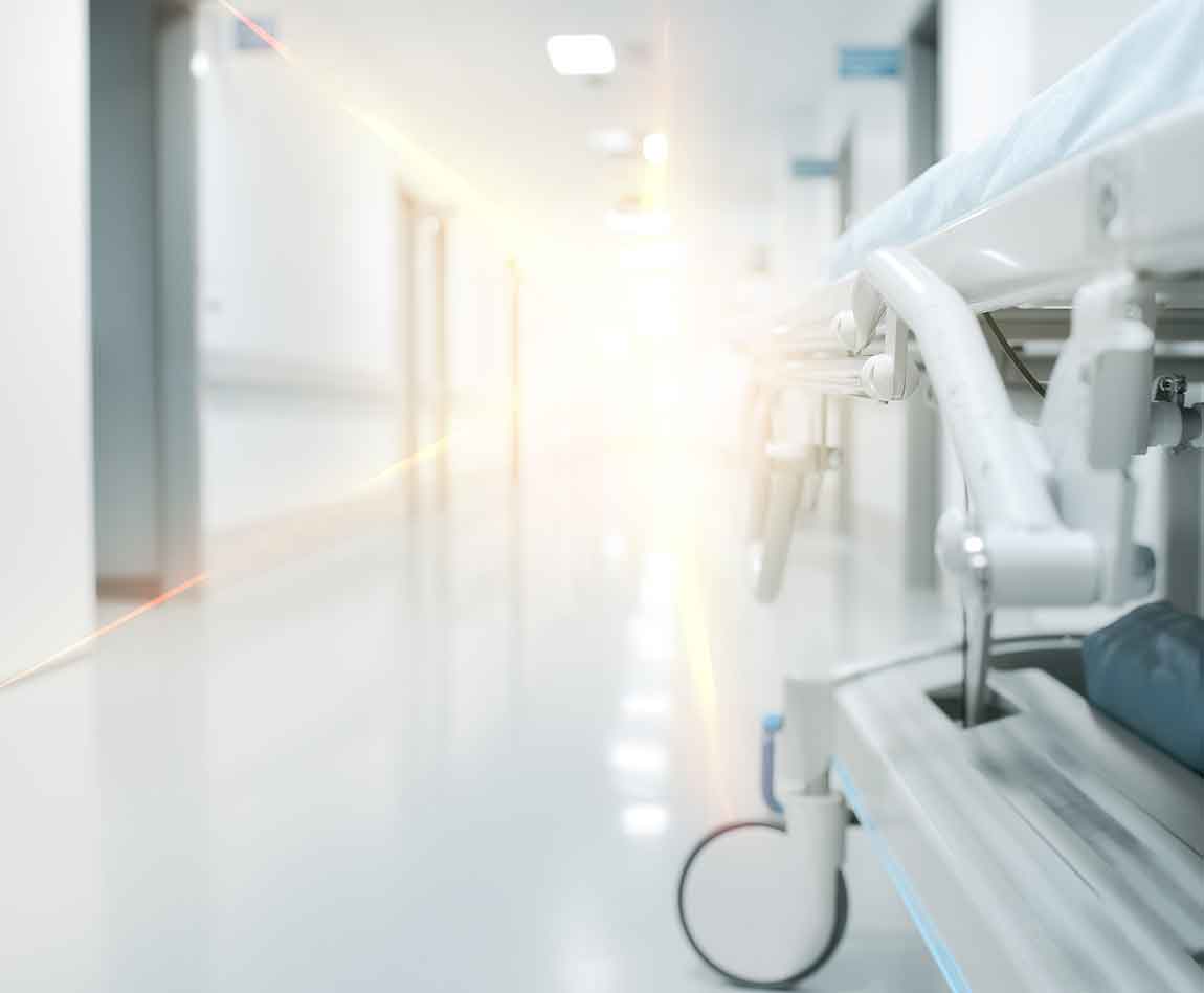 Couloir d'un hôpital avec un lit médicalisé