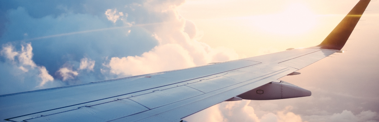 Aile d'avion volant dans les airs 