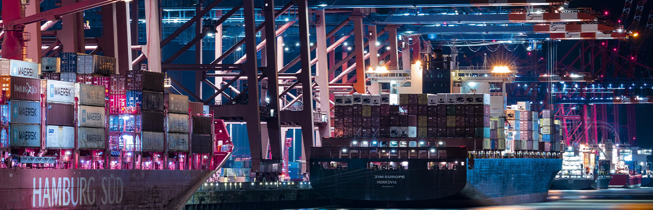 Un bateau transportant des marchandises dans le port d'Hambourg de nuit