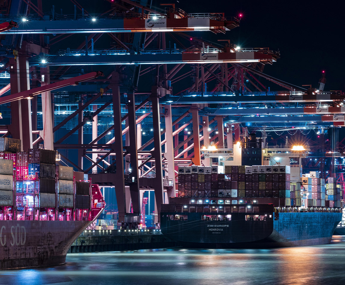 Un bateau transportant des marchandises dans le port d'Hambourg de nuit