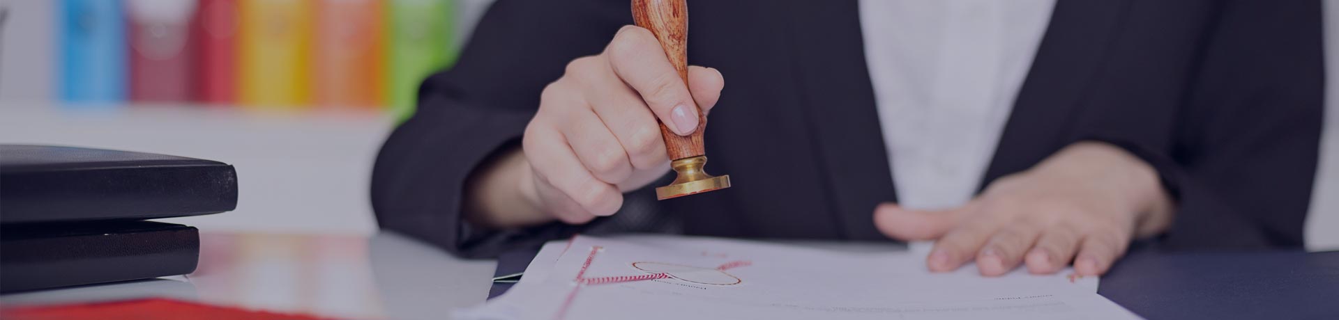 donna che timbra un documento ufficiale