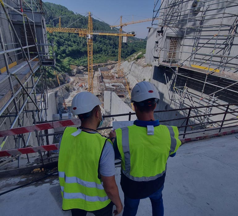 2 Apave employees inspecting a construction site