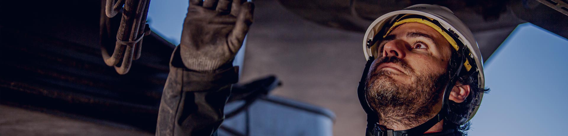 Dipendente Apave al lavoro su un'ispezione tecnica