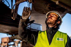 Dipendente Apave al lavoro su un'ispezione tecnica