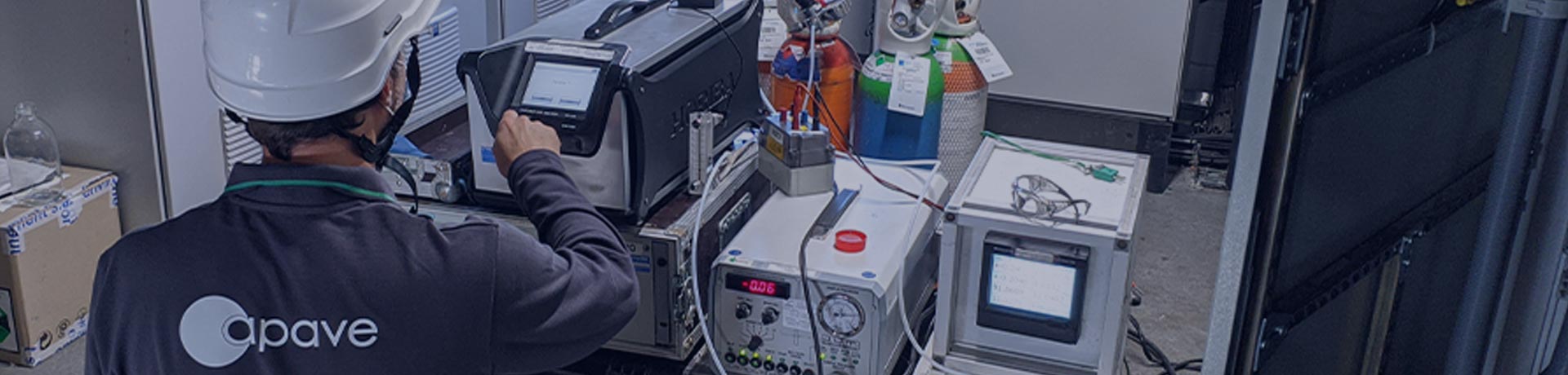 Dipendente di Apave che esegue prove e misurazioni su recipienti a pressione