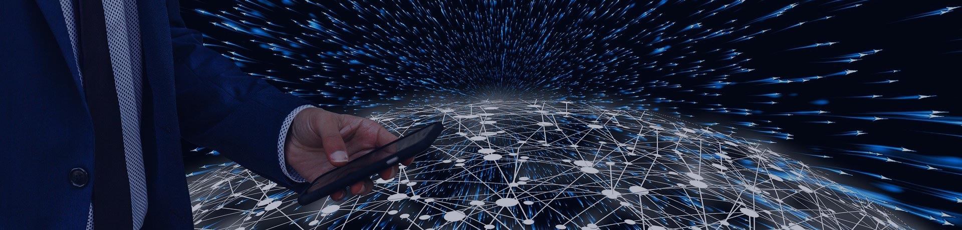 uomo con uno smartphone davanti al pianeta terra