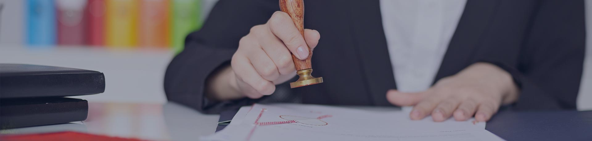 femme tamponnant une document d'accréditation