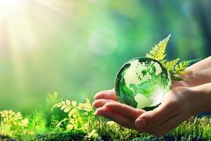 mains tenant la planète terre dans la nature