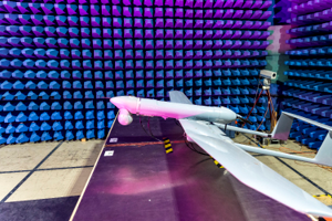 Un drone testé dans une cage semi-anéchoique