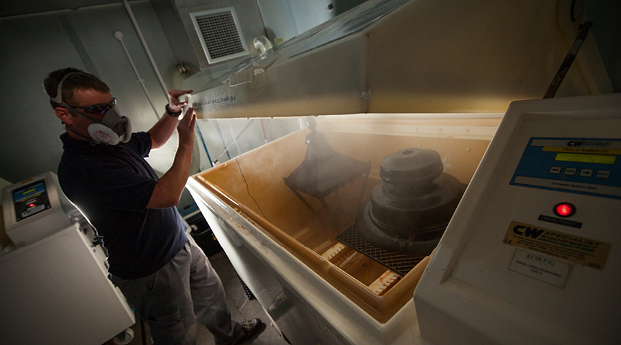 Un homme réalise un essai de pulvérisation de sel