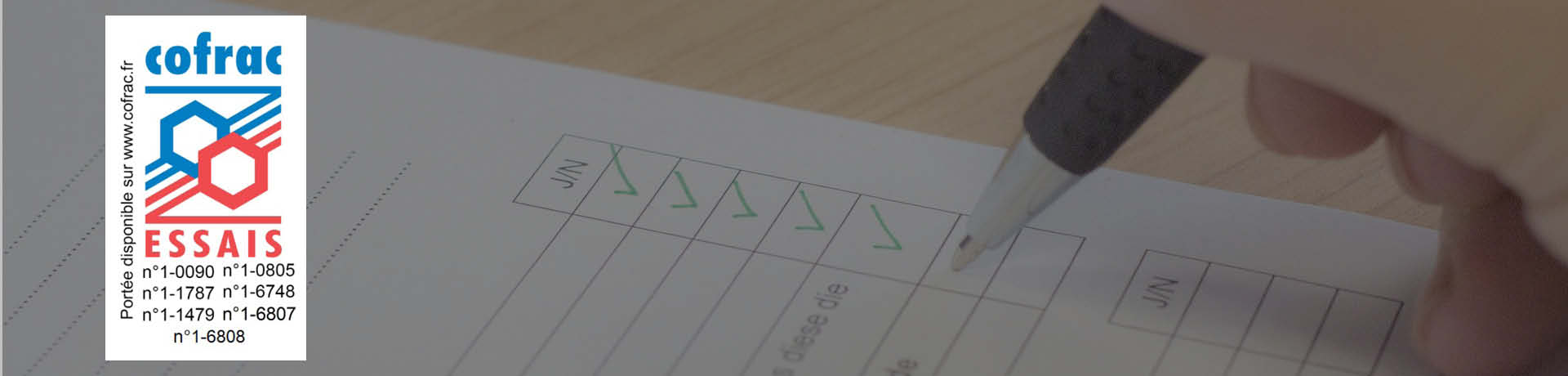 An individual ticks boxes, the Cofrac logo is highlighted