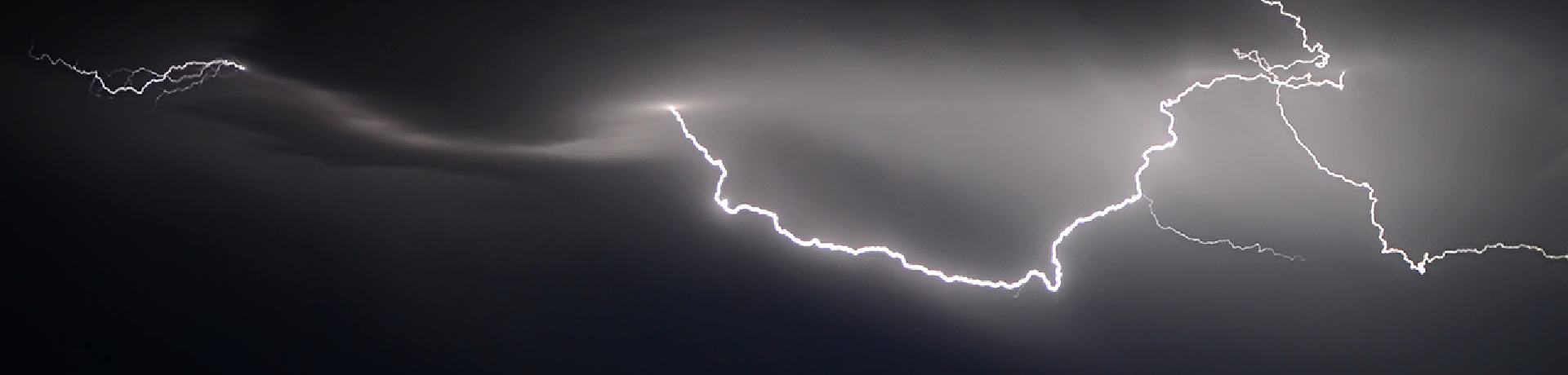 Eclair dans un ciel noir