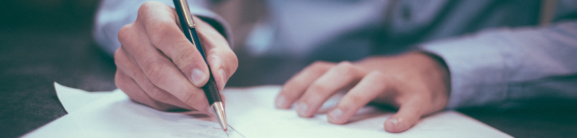 Un candidat prenant des notes