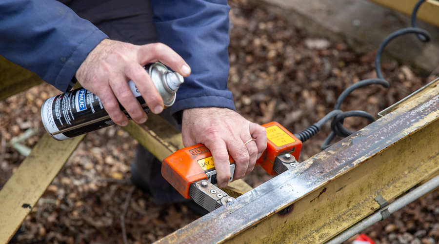 Kỹ sư Apave xử lý điều khiển NDT