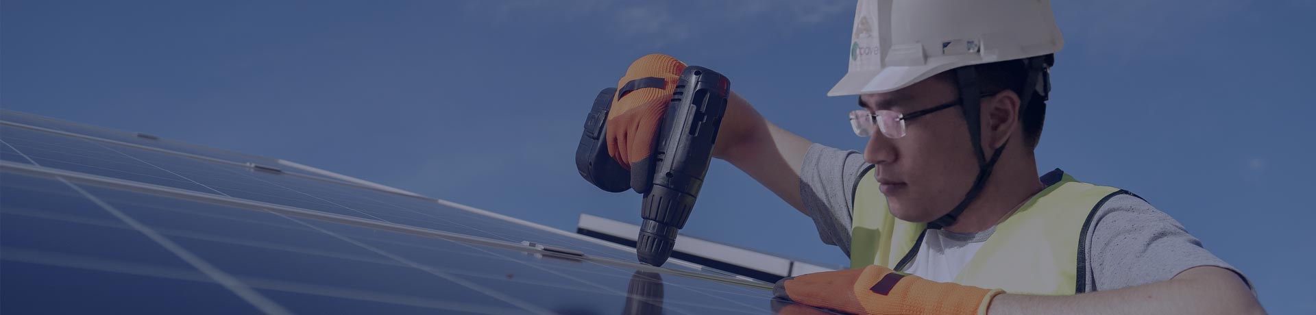 Kỹ sư Apave kiểm tra bảng điều khiển năng lượng mặt trời