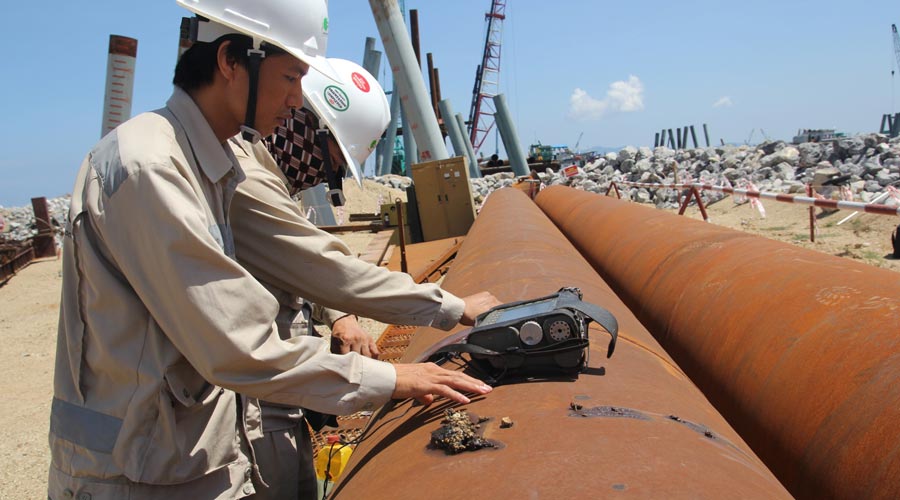 Kỹ sư Apave xử lý điều khiển NDT