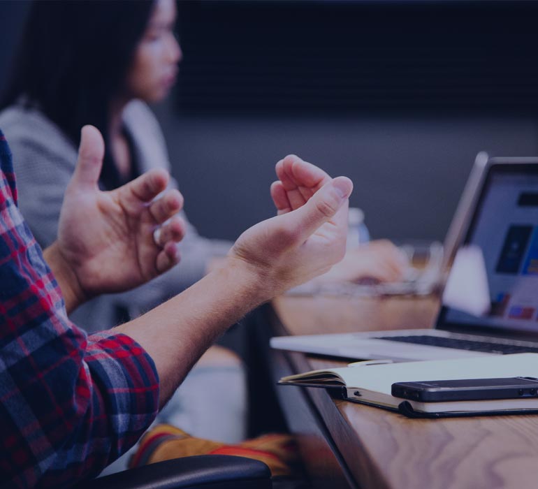 Huấn luyện viên Apave giải thích cho một thực tập sinh