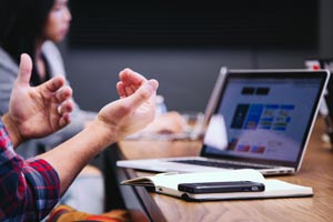 Apave trainer explaining to a trainee