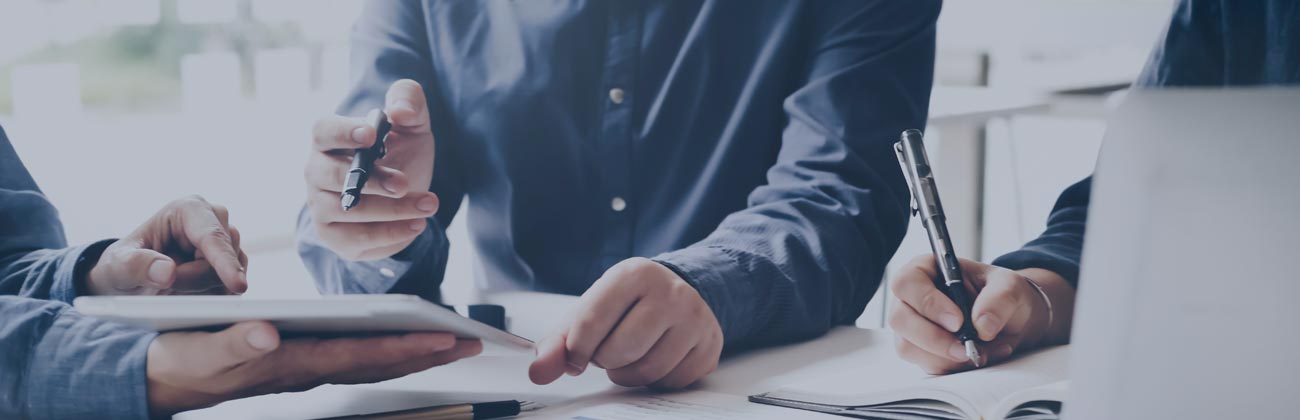 Réunion de travail de plusieurs personnes