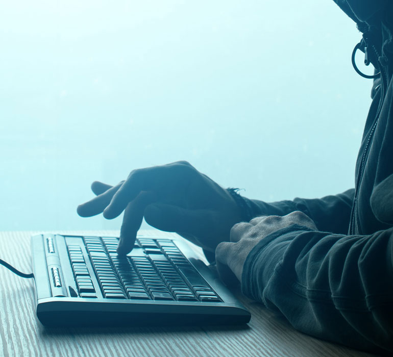 Un collaborateur clique sur le clavier d'un ordinateur